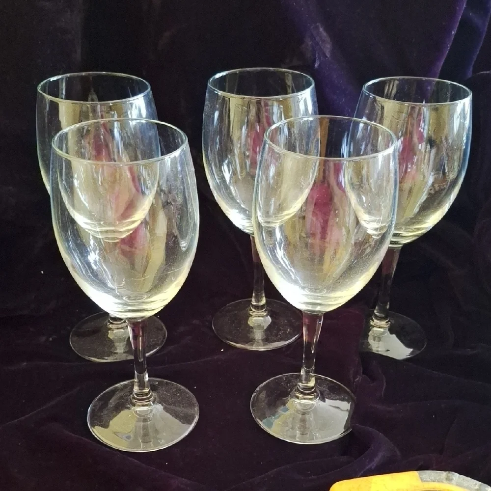 Stemmed Wine Glasses 7 Glasses